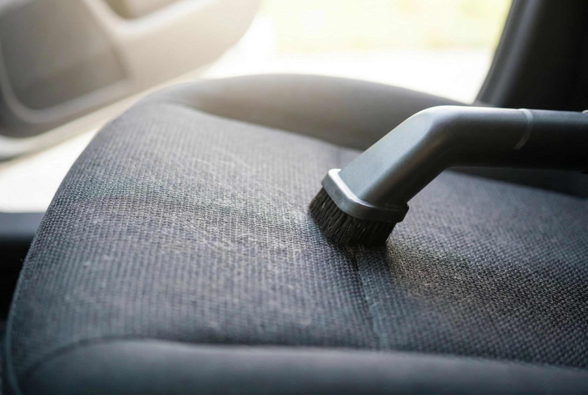 Čištění autosedaček vysavačem bez nadměrné vlhkosti