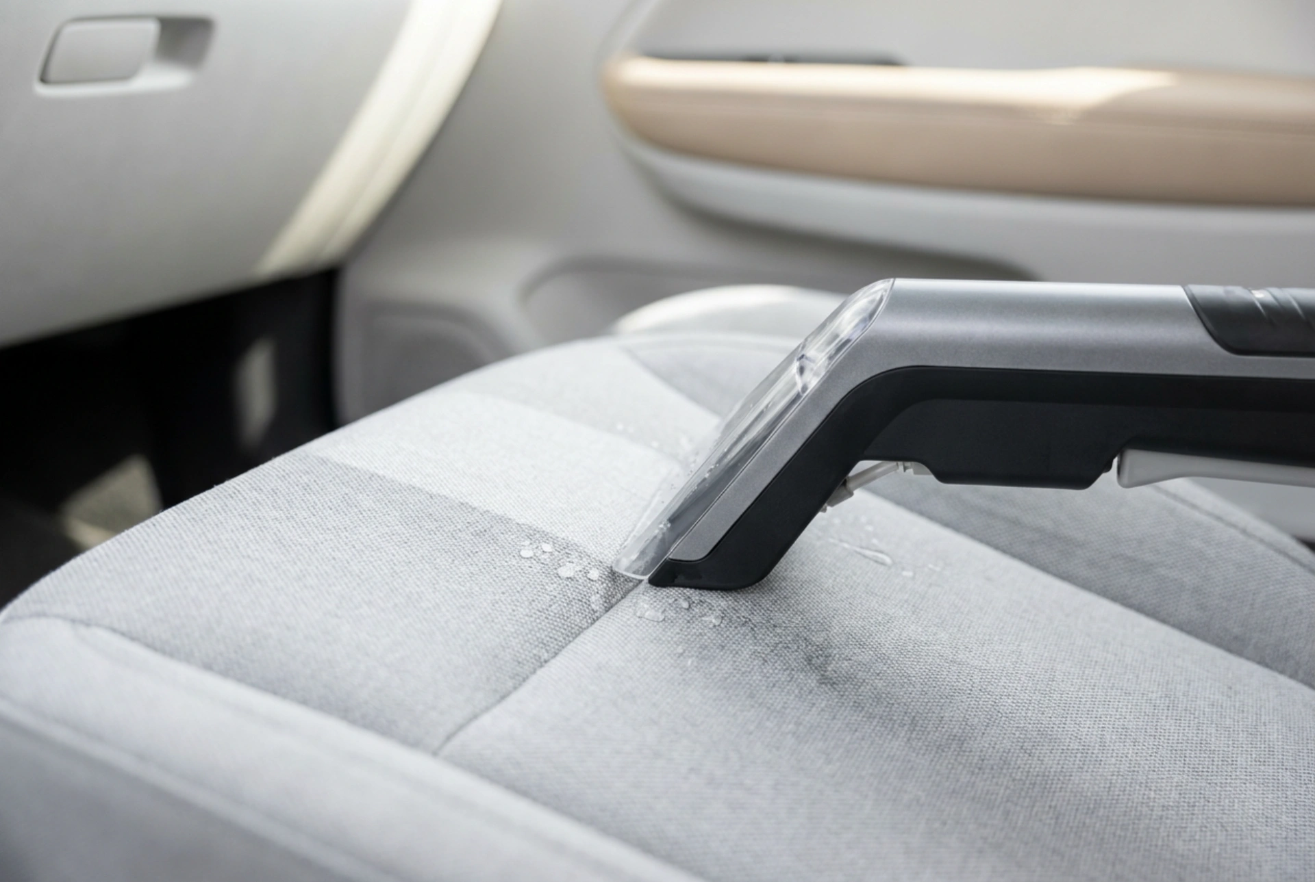 Jak vyčistit interiér auta tepovačem bez skvrn a map