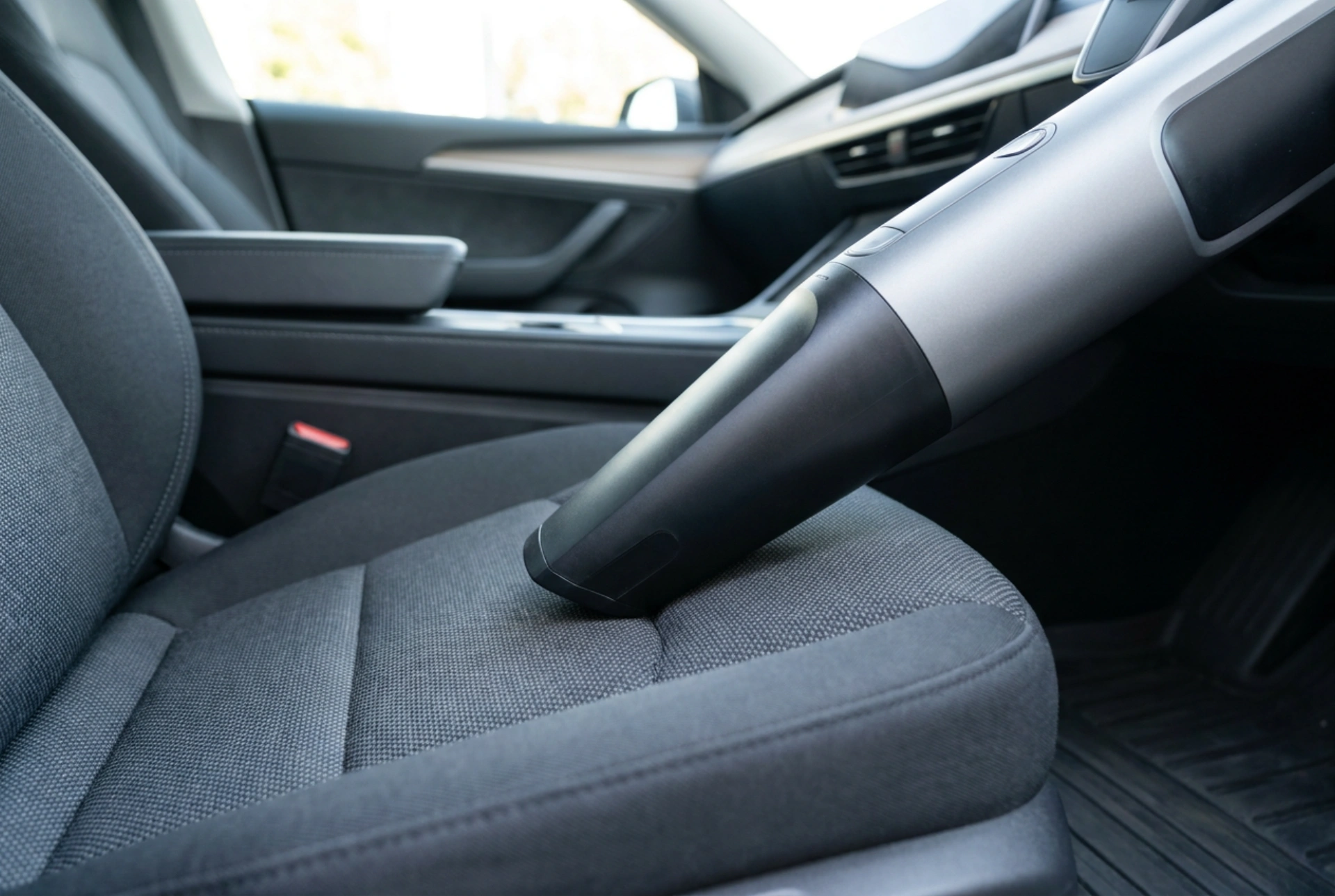 Jak důkladně vyčistit auto výkonným vysavačem do auta